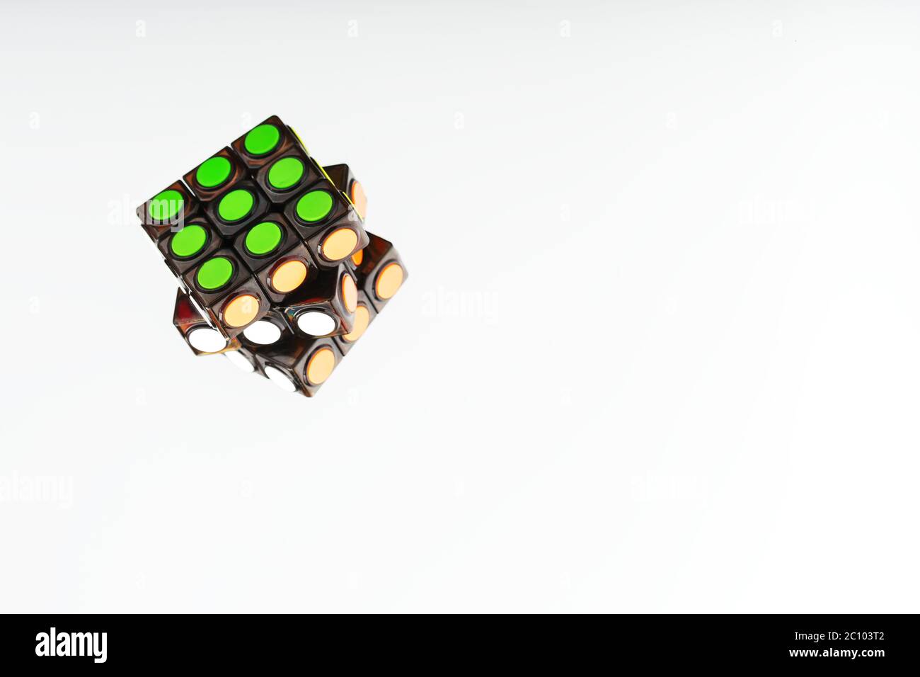 Krasnodar, Russland-10. Juni 2020: Ein neues Rubik's Cube Puzzle mit runden Segmenten isoliert auf weißem Hintergrund. Stockfoto