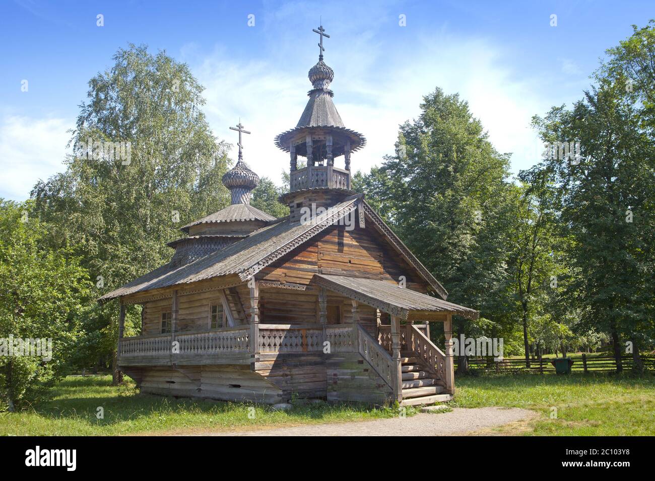 Alte hölzerne Kirche auf einer Waldlichtung. Russland. Stockfoto