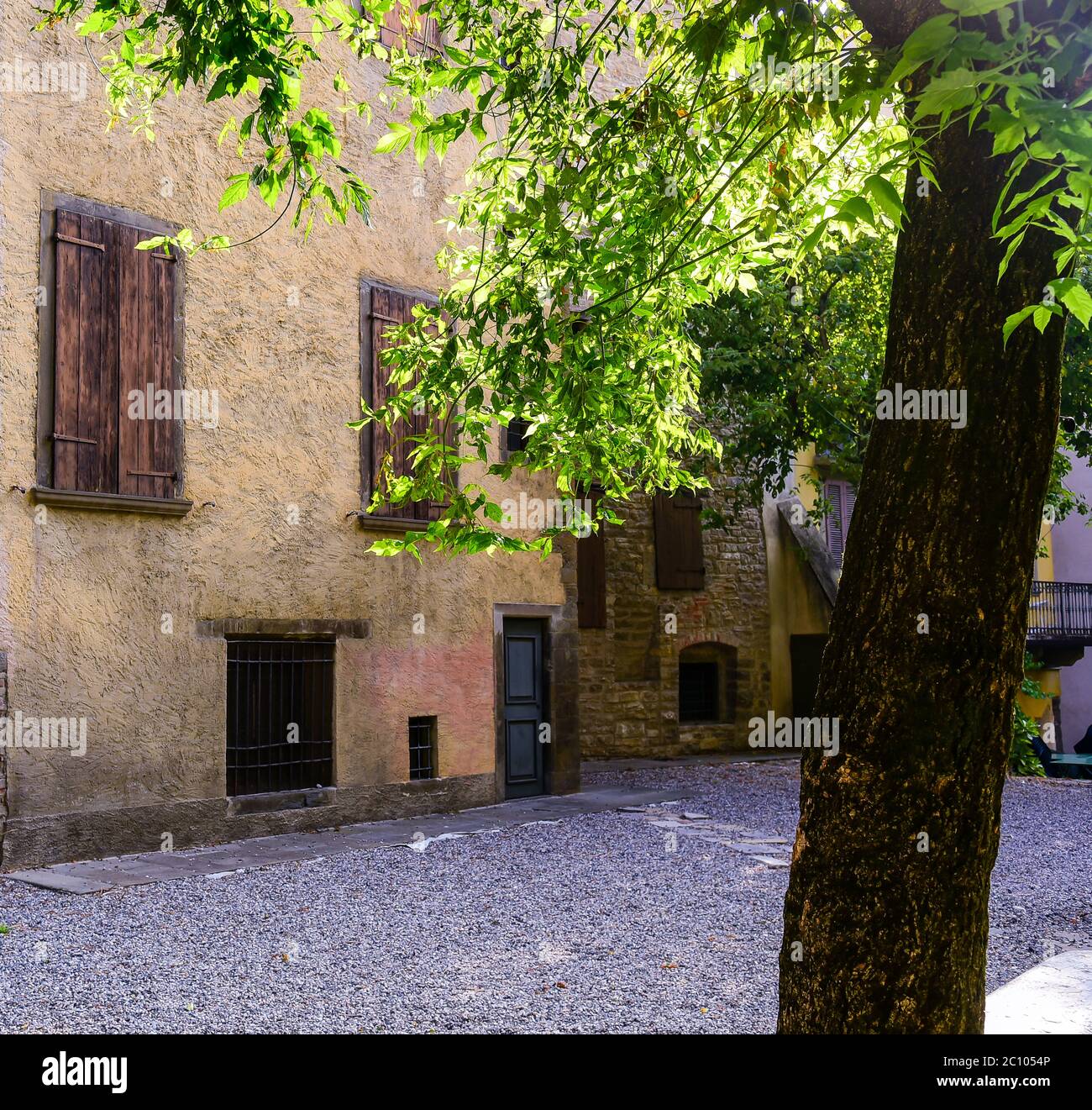 Entspannen Sie sich unter einer Pflanze in einem kleinen ruhigen Blick auf Bergamo Alta, dem alten Viertel von Bergamo, Italien - Stockfoto