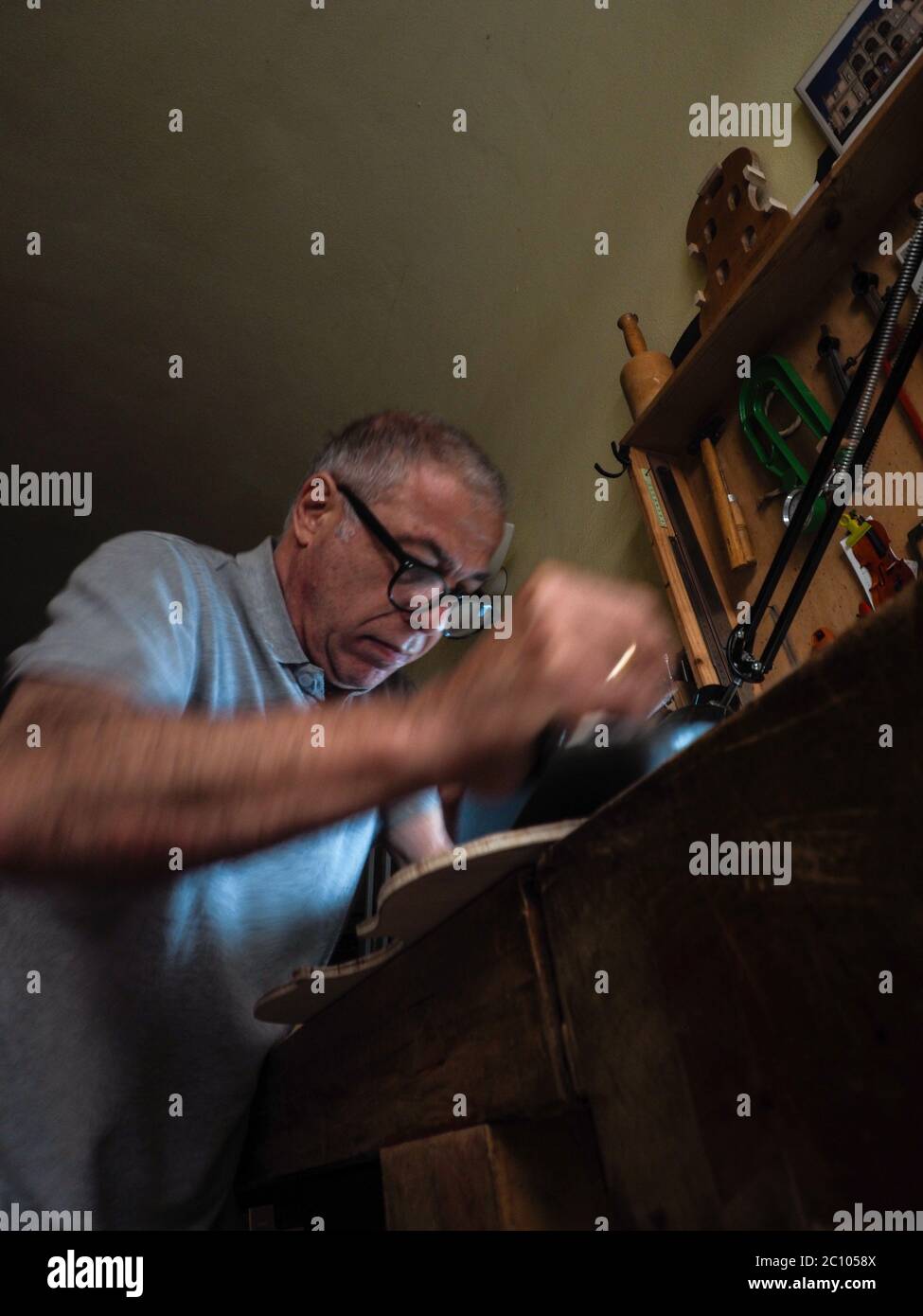 Professioneller Geigenbauer Handwerker, der eine handgefertigte Violine mit alter traditioneller Stradivarius Handwerkskunst, genauer Auto, anfertigte Stockfoto