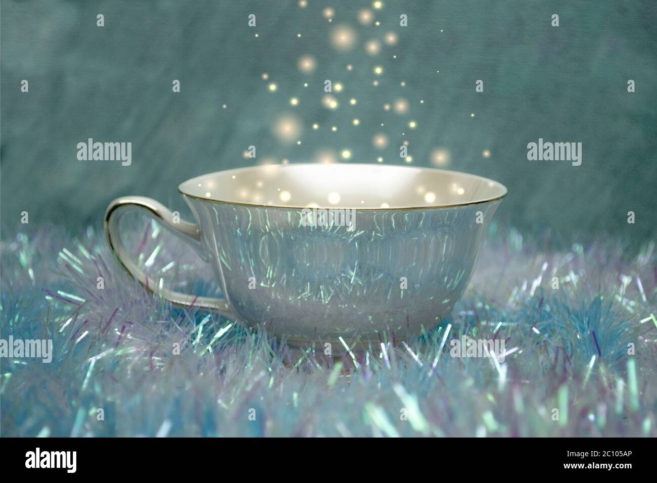 Eine brillante Tasse Zaubergetränk. Weihnachtlich blauer Hintergrund Stockfoto