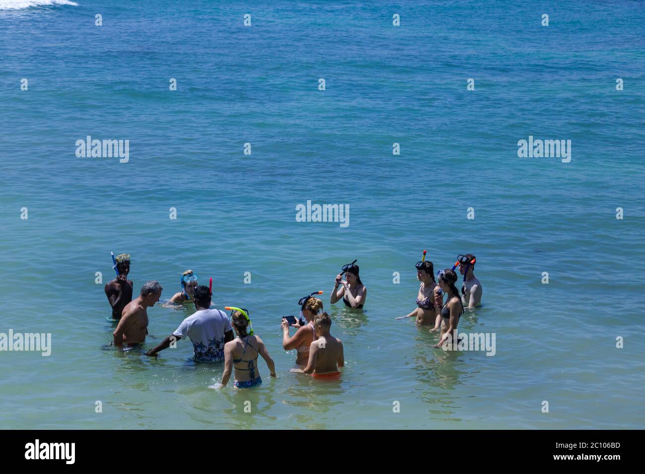 Schnorcheltraining im Meer für Touristen Stockfoto