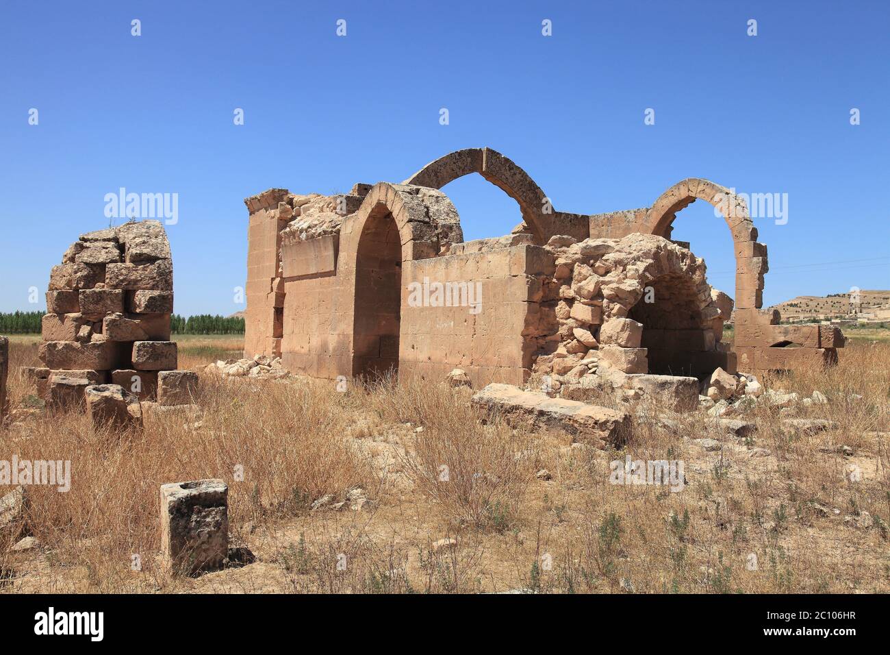 Necm Castle befindet sich in Manbij, Syrien. Das Schloss wurde im 100. Jahr vor Christus erbaut. Historische Gebäude Ruinen in der Nähe der Burg. Stockfoto