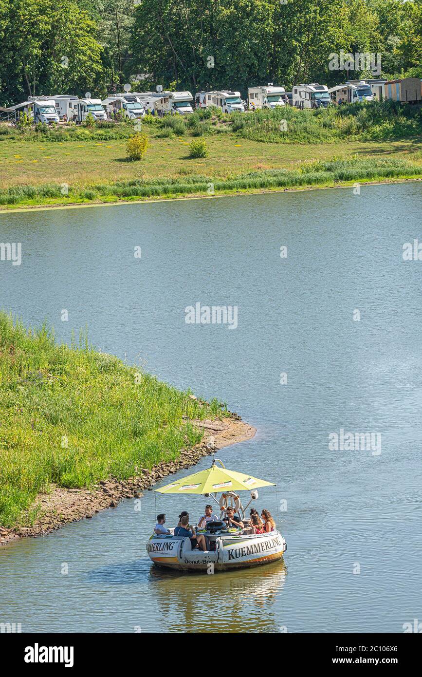 Junge Leute entspannen auf schwimmenden BBQ Boot an der Elbe in der Nähe Campingplatz mit Camper in Magdeburg, Deutschland, Sommer Stockfoto