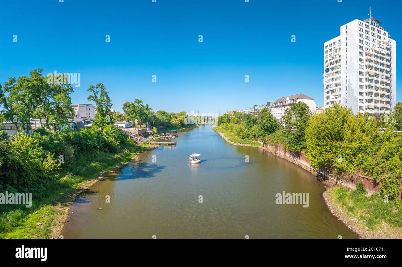 Panoramablick über die Elbe, Neubau für Wohnen und Menschen zum Entspannen auf schwimmenden BBQ-Boot in Magdeburg, Deutschland, Sommer, blauer Himmel Stockfoto