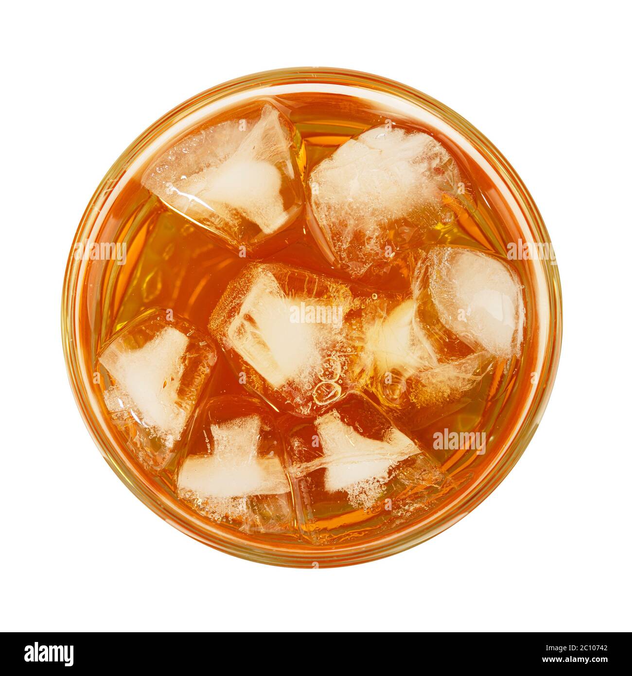 Nahaufnahme eines großen Glases Eistee kaltes Getränk isoliert auf weißem Hintergrund, erhöhte Ansicht von oben, direkt darüber Stockfoto