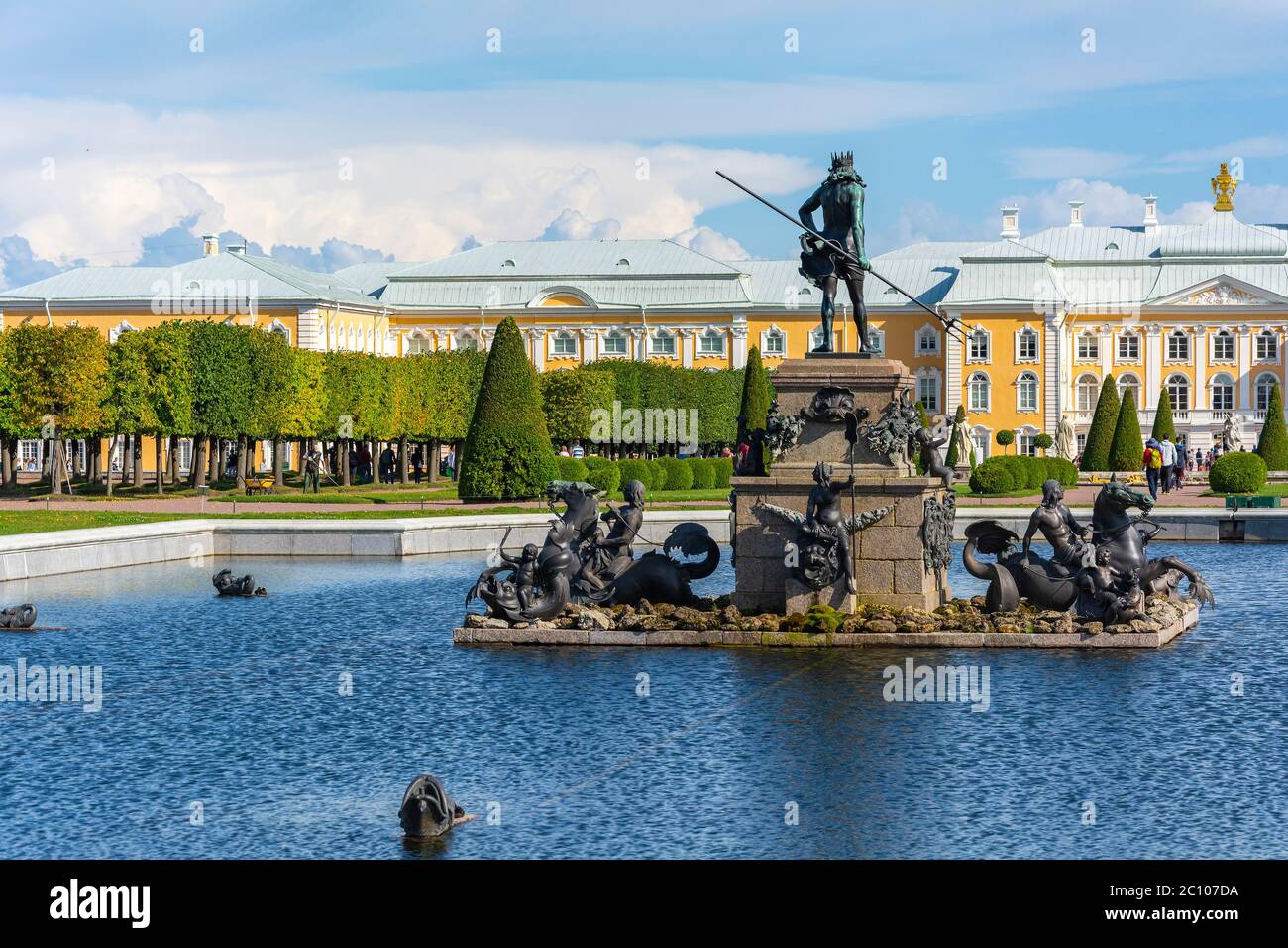 Peterhof, Blick auf das große Schloss vom oberen Garten Stockfoto