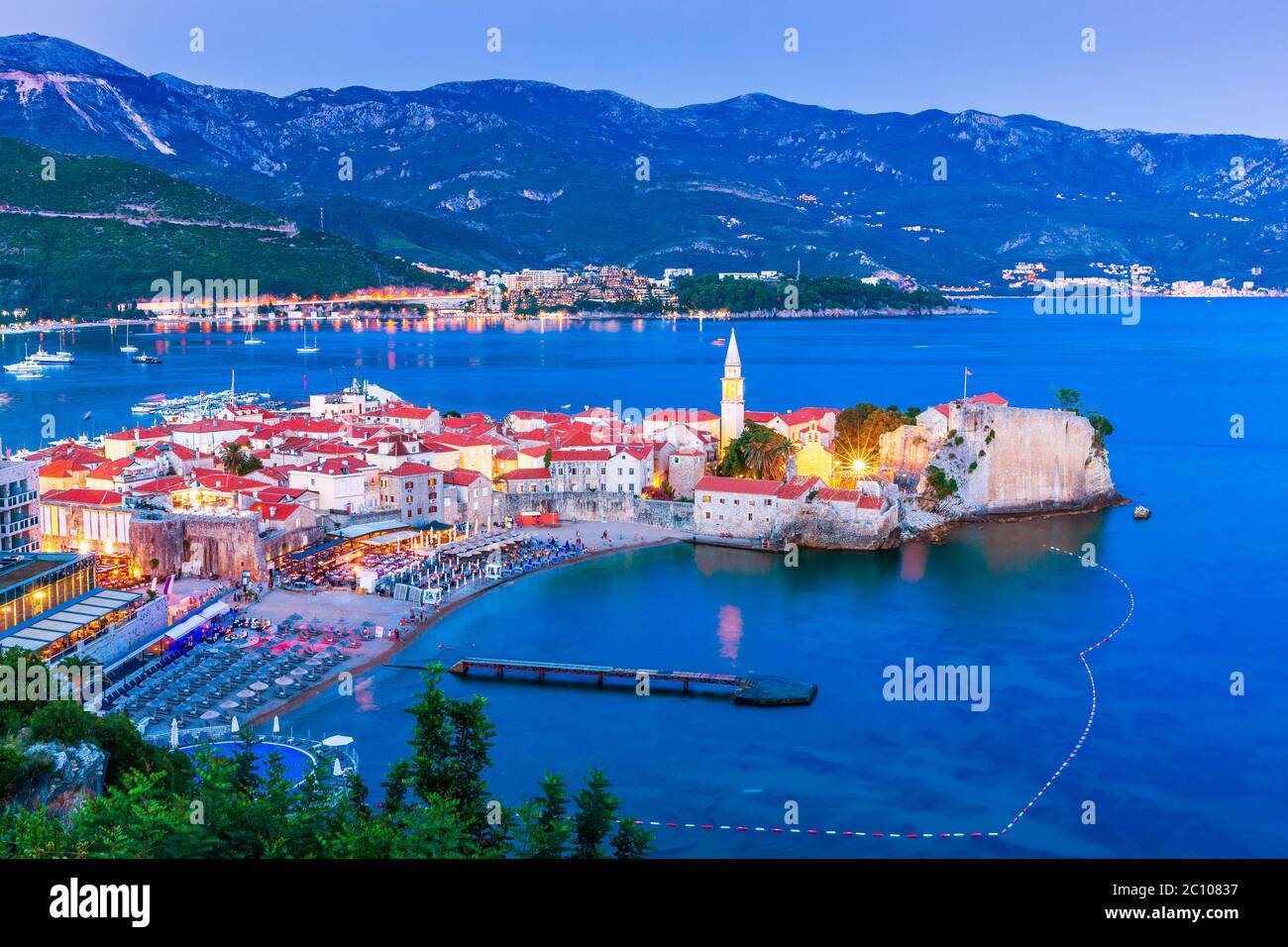 Budva, Montenegro. Panoramablick auf die Altstadt bei Dämmerung. Stockfoto