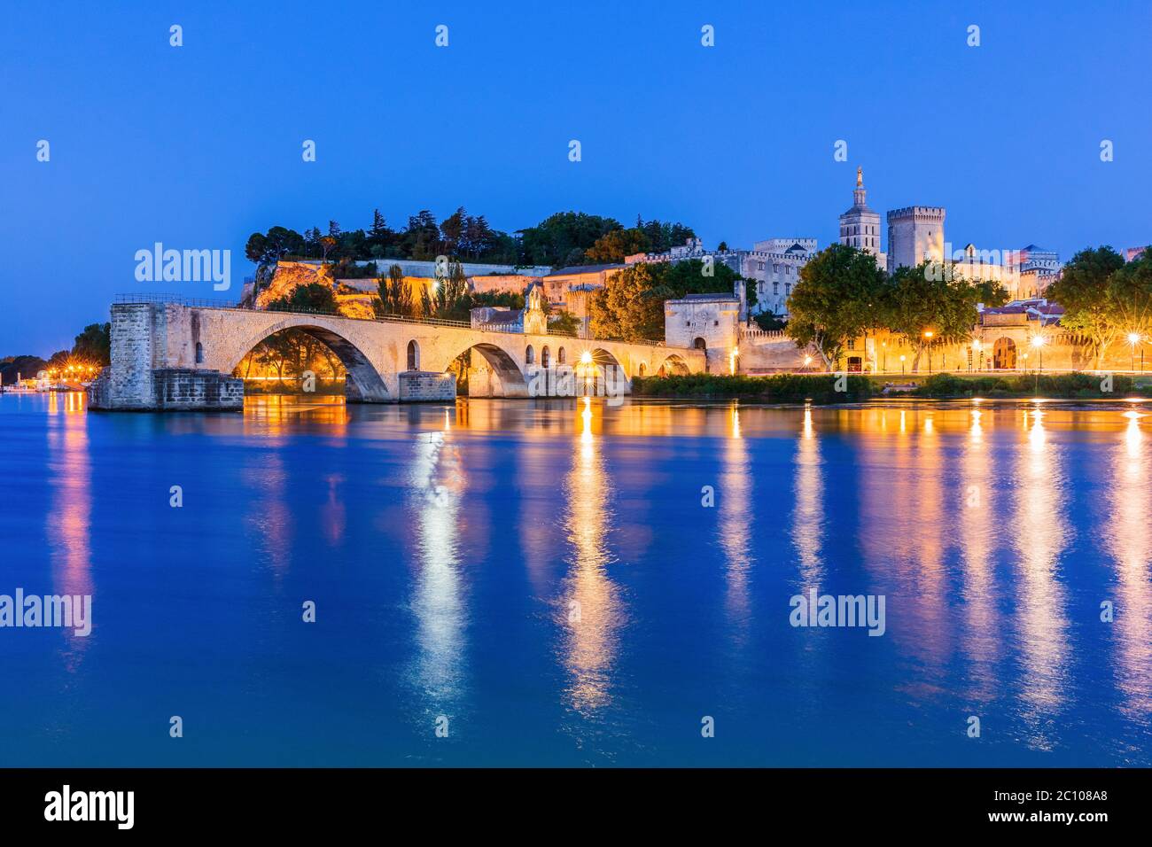 Avignon, Frankreich. Brücke von Saint Benezet und Papstpalast. Stockfoto