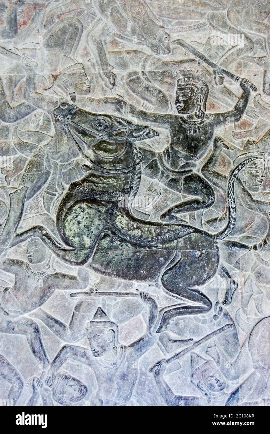Alte Khmer Bas Relief Schnitzerei zeigt einen hinduistischen gott Reiten ein Pferd in die Schlacht. Mauer des Angkor Wat Tempels, Siem Reap, Kambodscha. Stockfoto