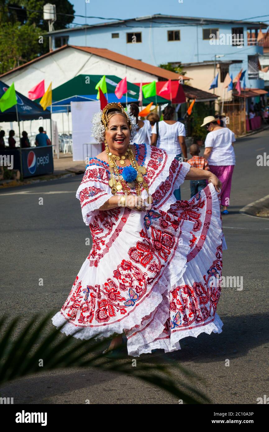 Frau in Pollera gekleidet in der 'El Desfile de las Mil Polleras' (tausend Polleras), Las Tablas, Provinz Los Santos, Republik Panama. Stockfoto