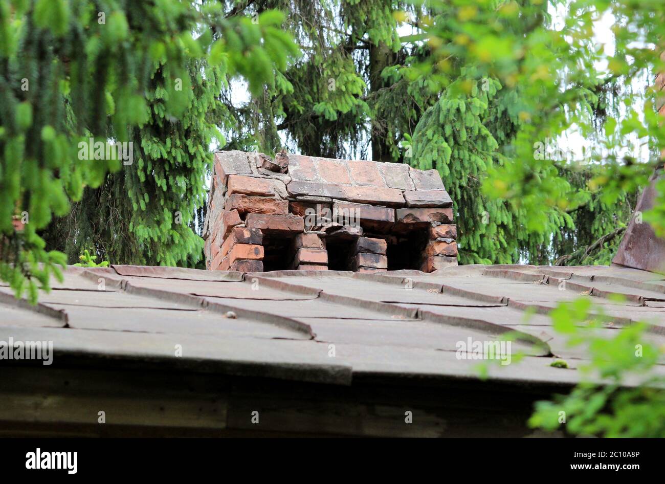 alten ethnischen Ziegel Chimneyes auf Dach Stockfoto