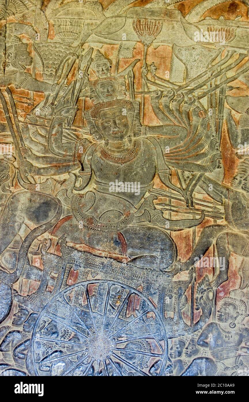 Alte Khmer Schnitzerei des Hindu-gottes des Todes Yama, Reiten eines Streitwagens von einem Büffel gezogen. Angkor Wat Tempel, Kambodscha. Stockfoto