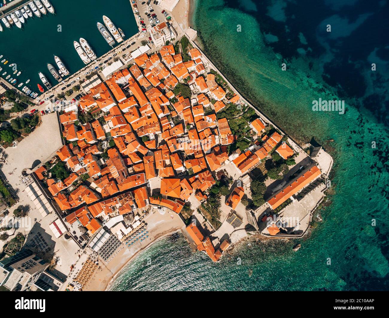 Luftaufnahme von Drohne - Altstadt Budva, Montenegro. Draufsicht Stockfoto