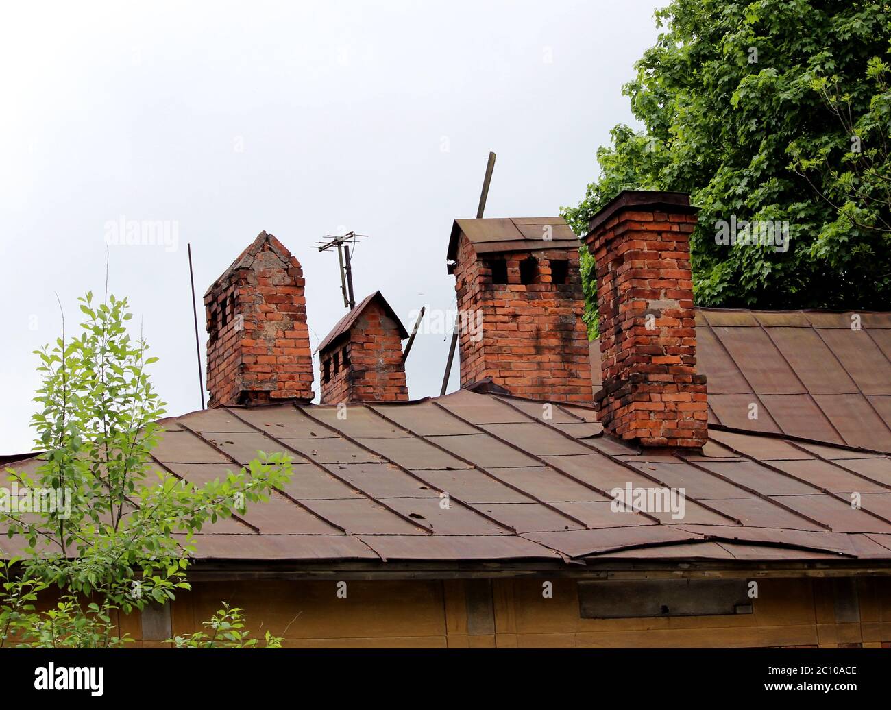 alten ethnischen Ziegel Chimneyes auf Dach Stockfoto