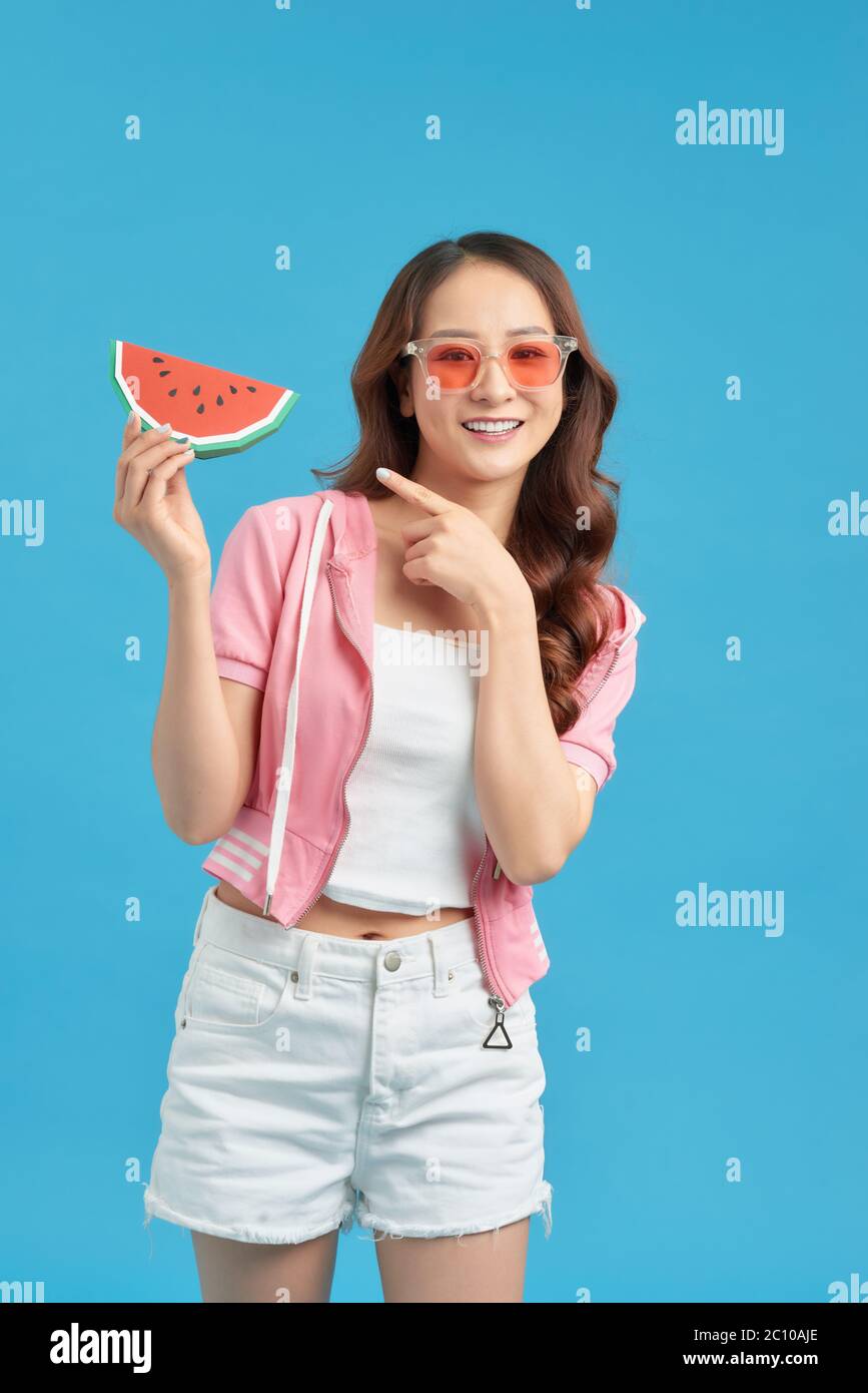 Gesunde asiatische junge Frau essen Wassermelone, Stockfoto