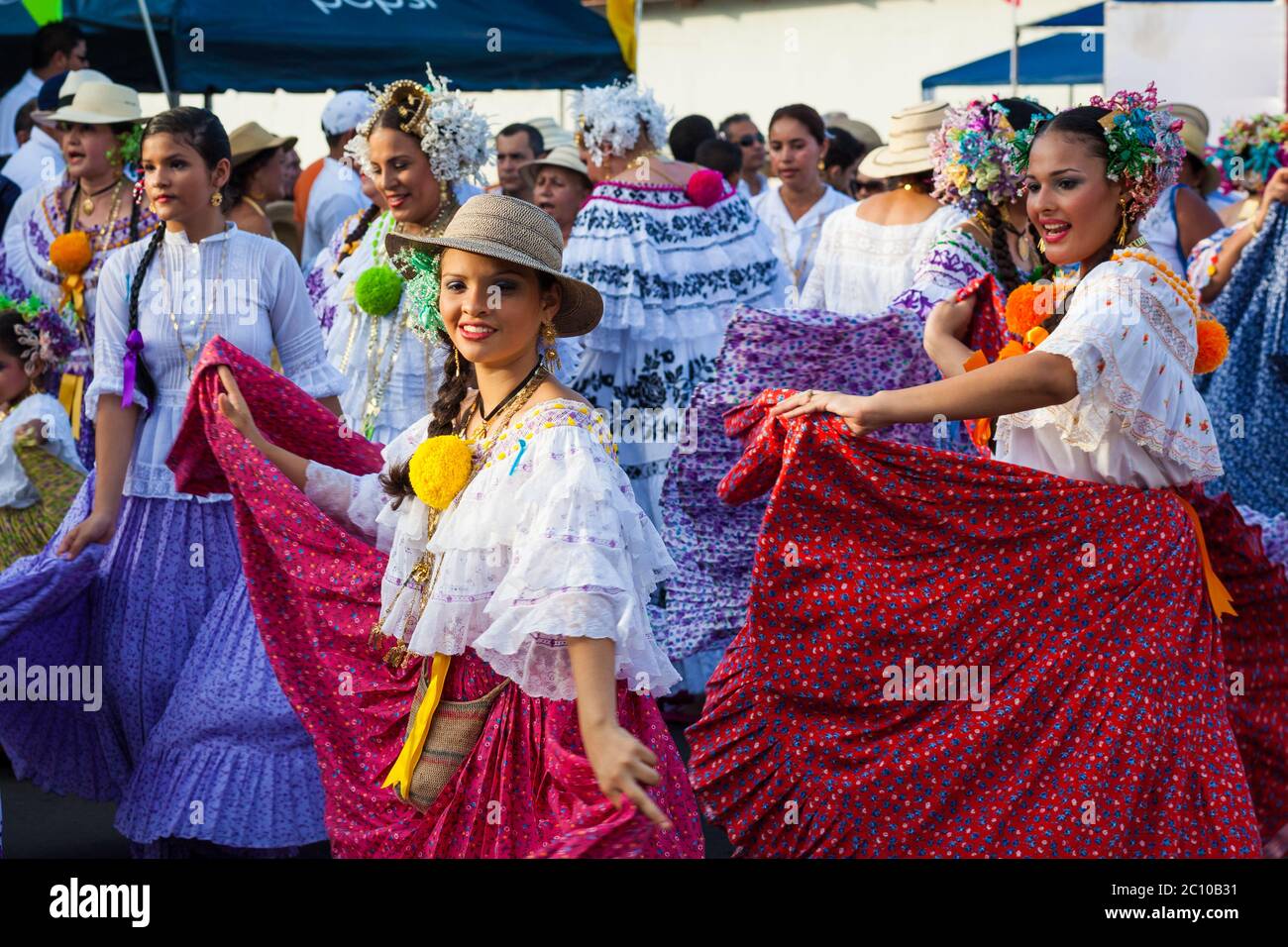 Mädchen in Polleras in der 'El Desfile de las Mil Polleras' (tausend Polleras), Las Tablas, Provinz Los Santos, Republik Panama. Stockfoto