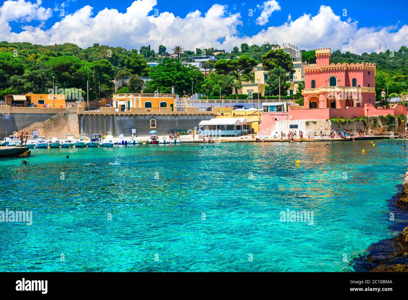 Italien Reisen. Marina Tricase - schönes Fischerdorf in Apulien - beliebter Ort für Sommerferien in Salento. Stockfoto