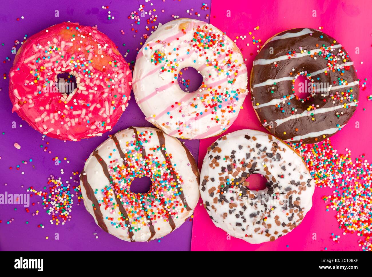 Donuts auf farbigem Hintergrund. Stockfoto