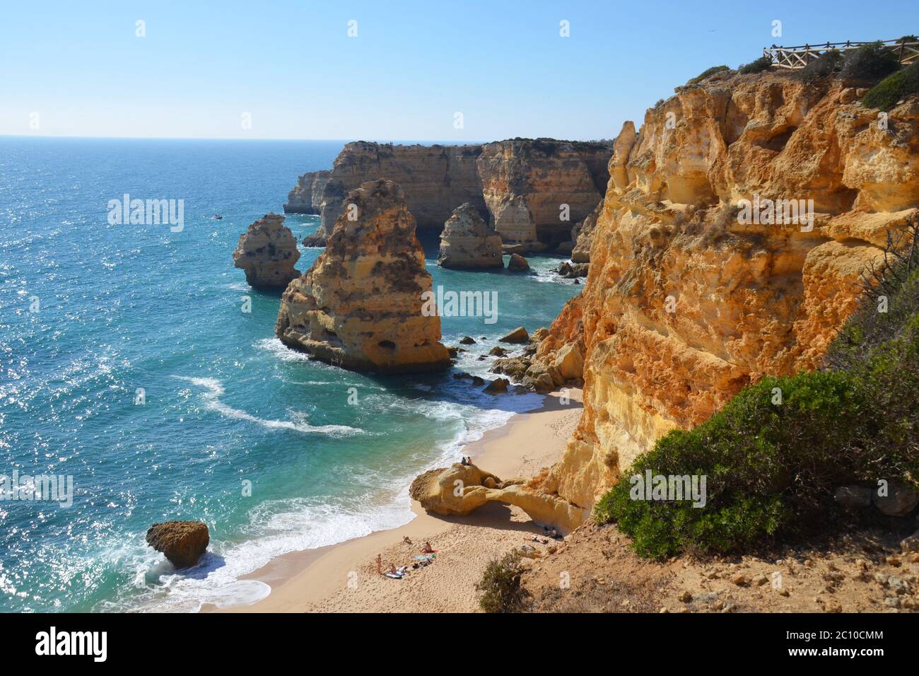 Strand und Felsformationen, Sieben Hängetäler Route, Algarve, Portugal Stockfoto