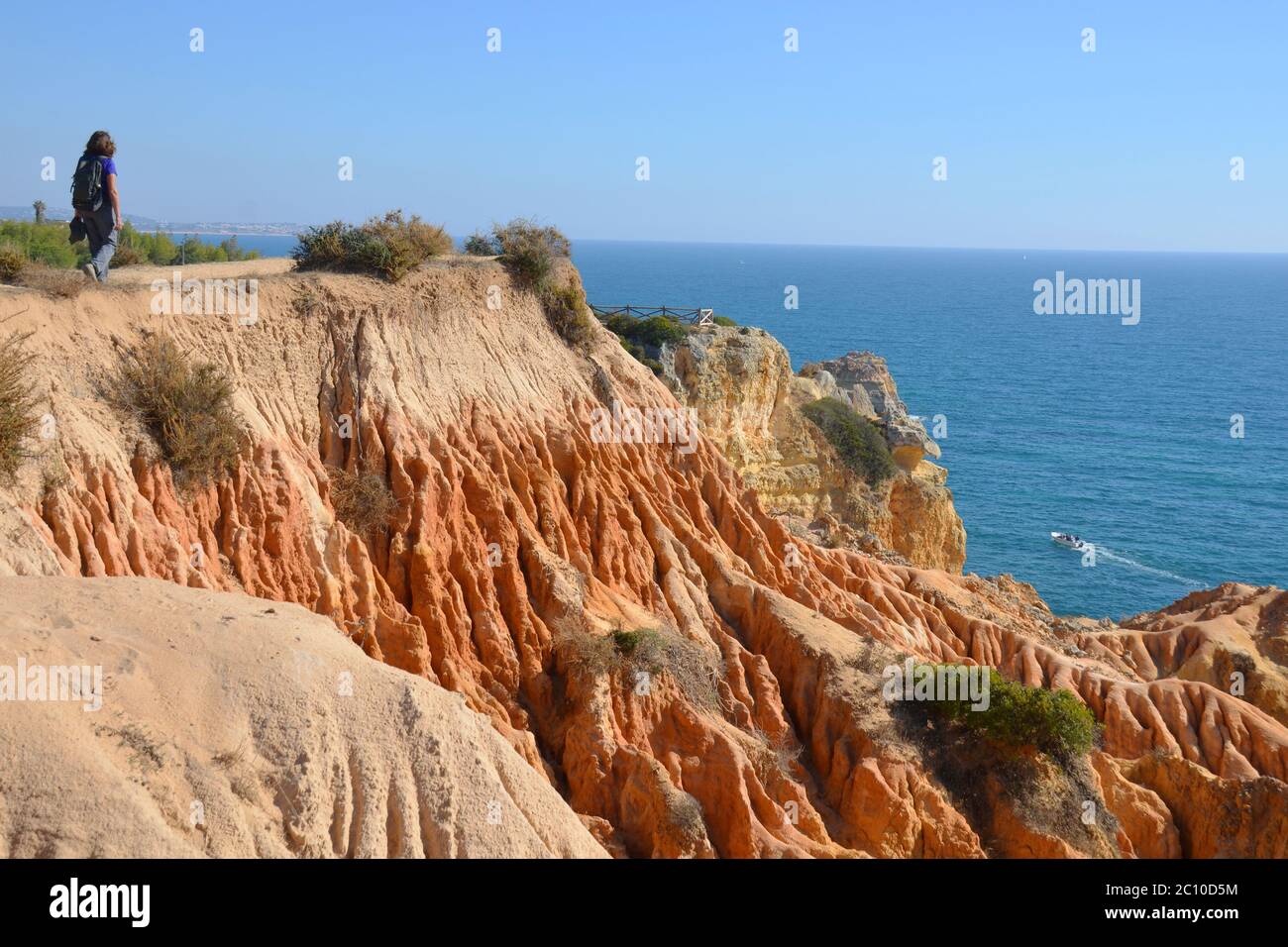 Falten im Felsen, Route der sieben hängenden Täler, Benagil, Algarve, Portugal Stockfoto