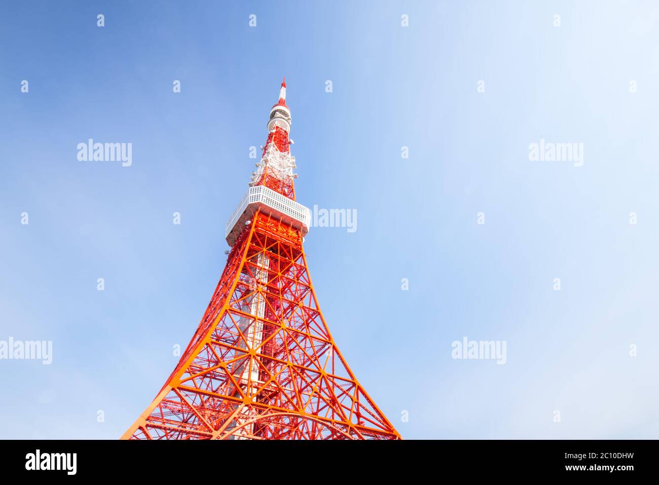 Tokio-Fernsehturm in sonnigen Himmel Stockfoto