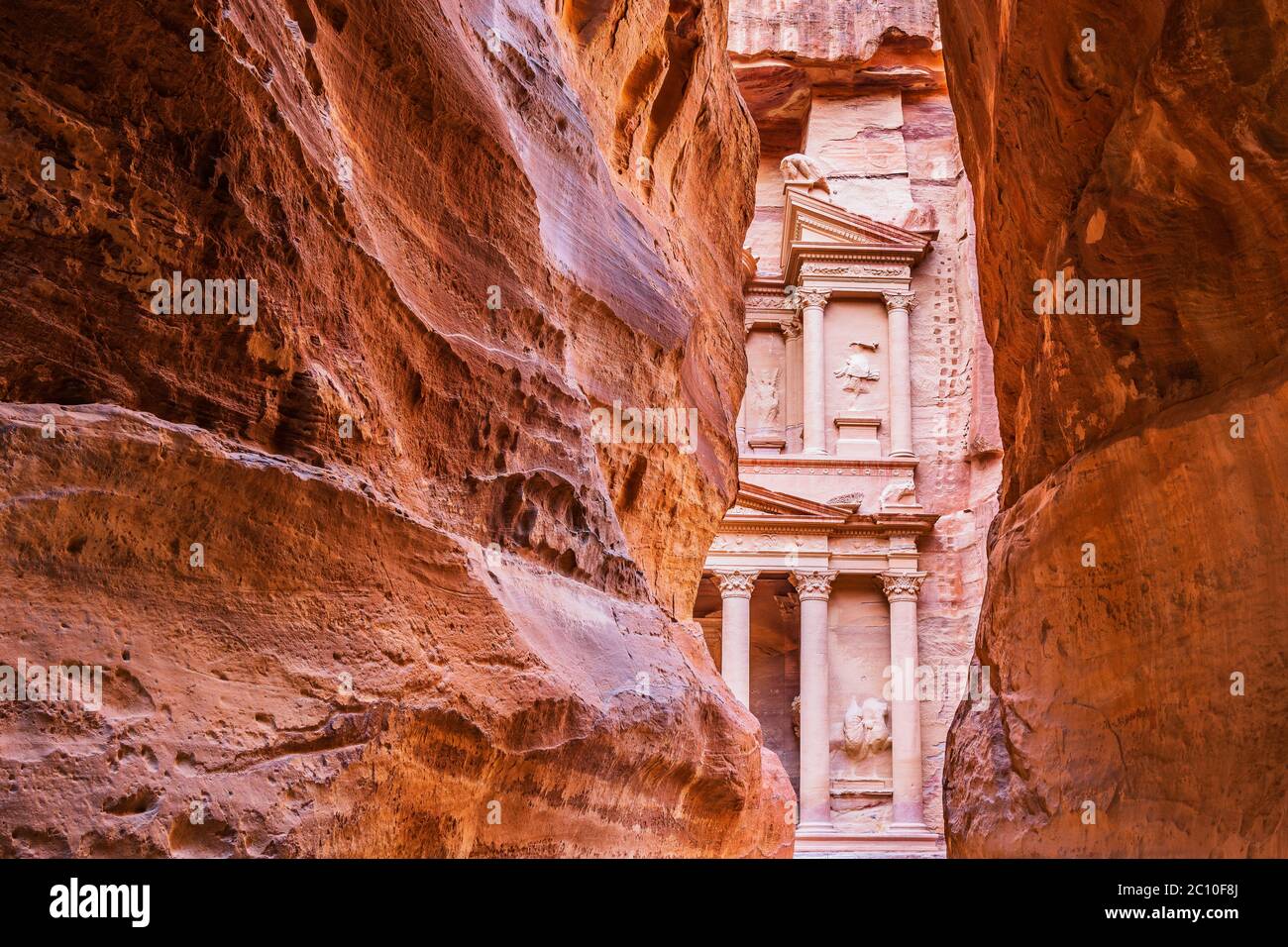 Petra, Jordanien. Al-Khazneh (Schatzkammer) in Petra vom siq aus gesehen. Stockfoto