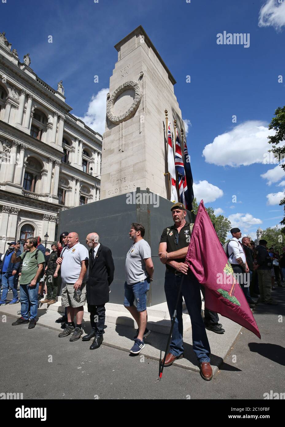 Veteranen im Cenotaph in Whitehall, London vor einem möglichen Protest der Demokratischen Fußballmannschaft gegen einen Protest gegen eine Black Lives Matter. Stockfoto