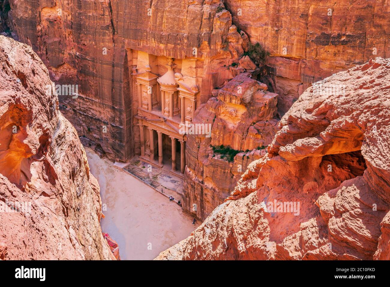 Petra, Jordanien. Al-Khazneh (Schatzkammer) in Petra von oben gesehen. Stockfoto
