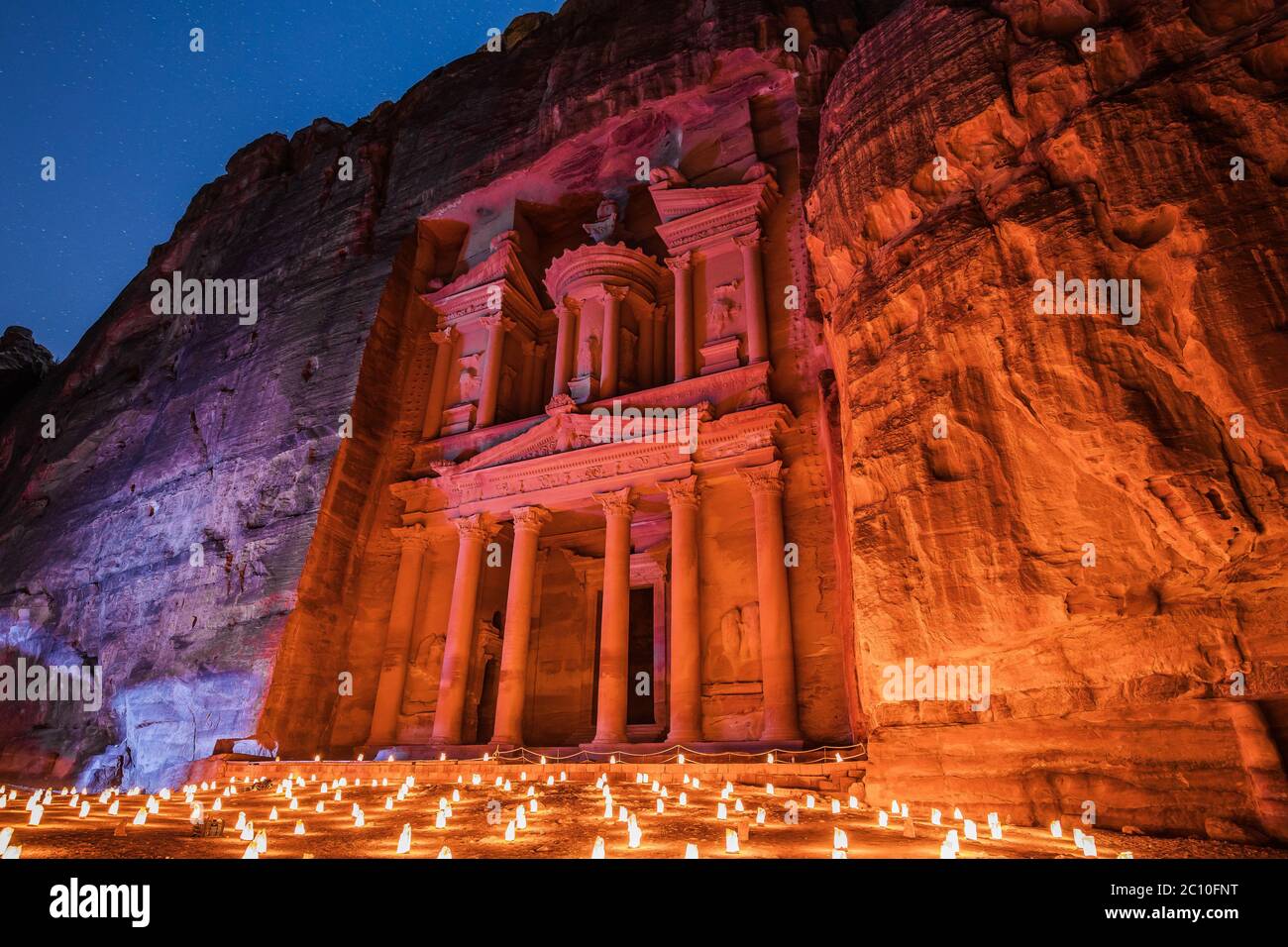 Petra, Jordanien. Al-Khazneh (Schatzkammer) in Petra bei Kerzenschein. Stockfoto