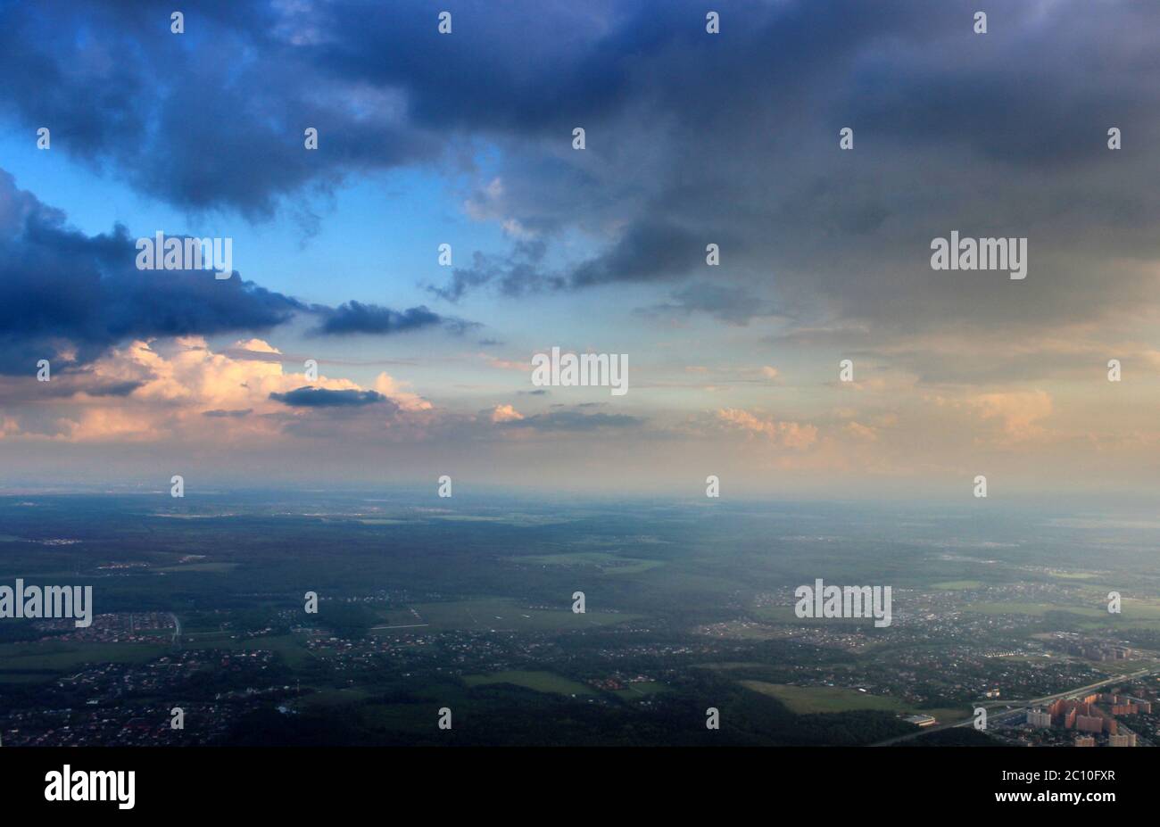 Blick auf die Wolken aus einem Flugzeugfenster. Stockfoto