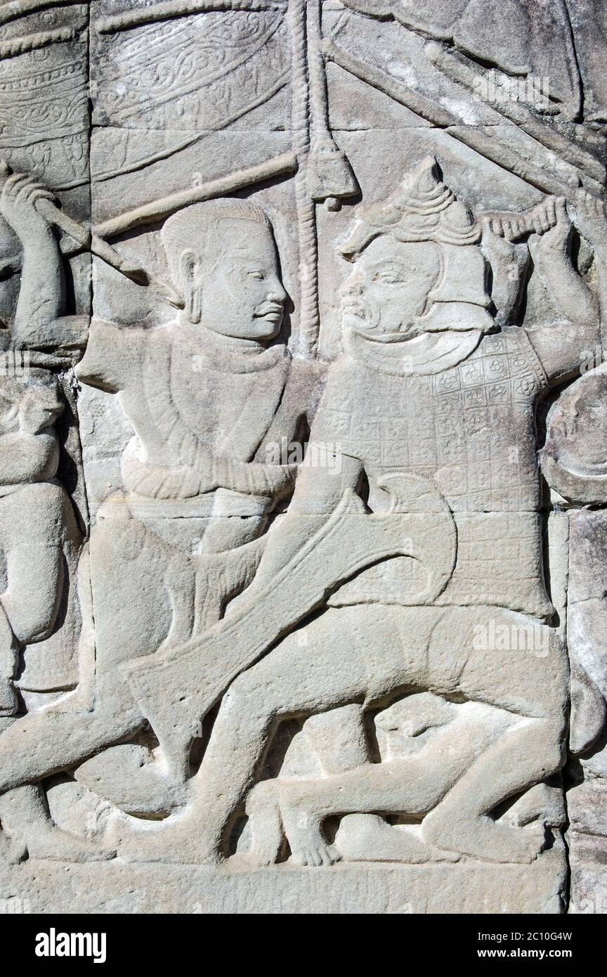 Alte Reliefschnitzerei mit einem Khmer und einem Cham-Soldaten im Kampf. Mauer des Bayon-Tempels, Angkor Thom, Siem Reap, Kambodscha. Stockfoto