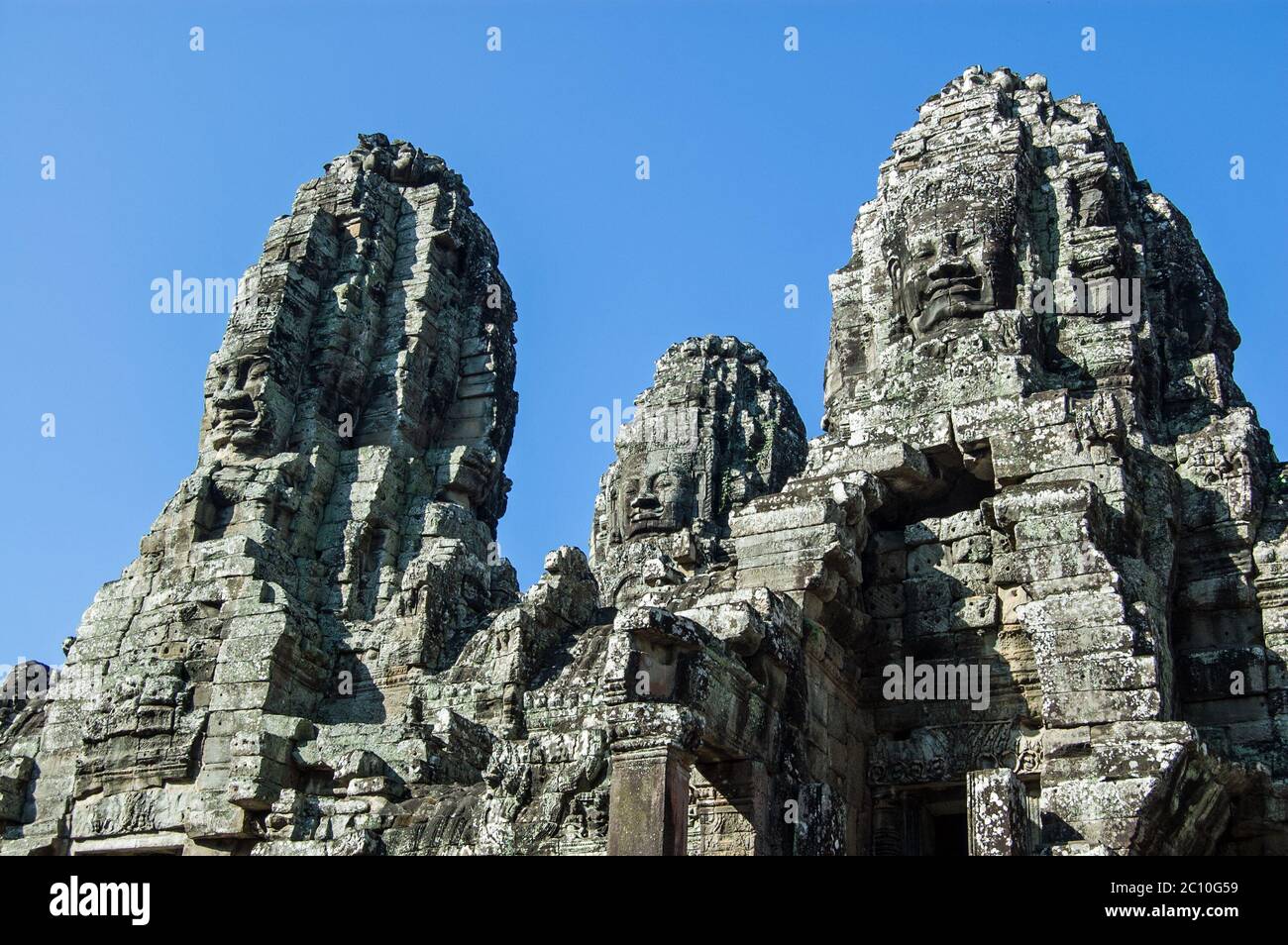 Blick auf die Türme mit Bodhista-Gesichtern. Teil des alten Khmer Bayon Tempels, Angkor Thom, Siem Reap, Kambodscha. Stockfoto