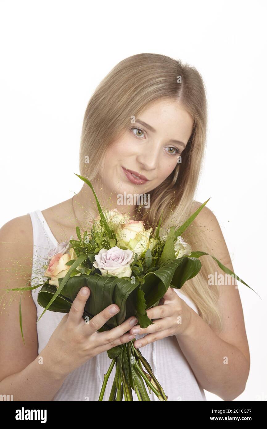 Junge blonde Frau mit einem Blumenstrauß (Rosen) Stockfoto