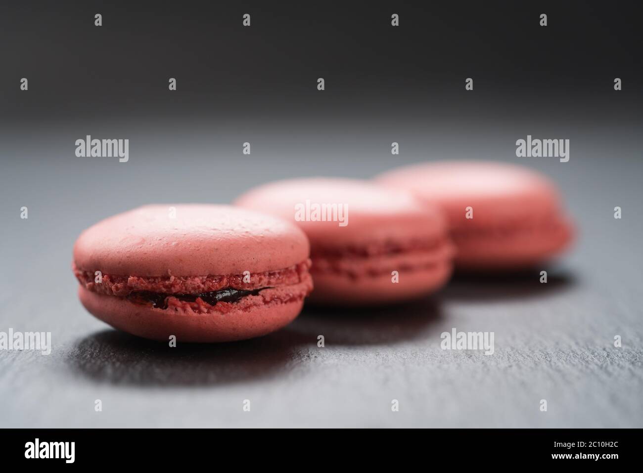 Lebhaft rosa Farbe Macarons auf Schiefer Hintergrund Nahaufnahme Stockfoto