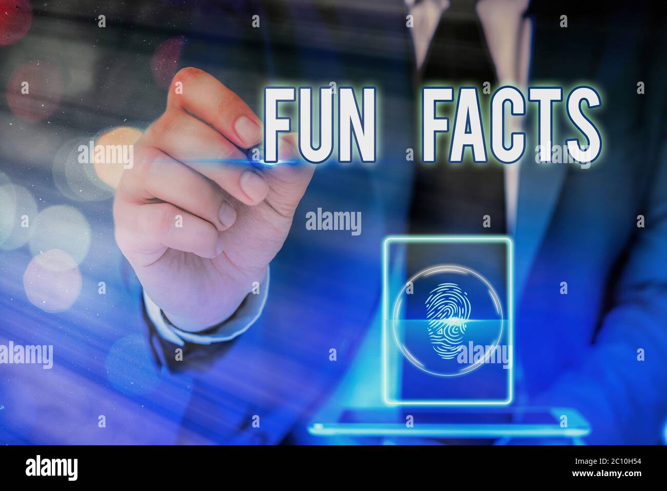 Schreiben von Notizen mit lustigen Fakten. Geschäftskonzept für kurze interessante Wissenswertes, die Informationen enthalten Stockfoto