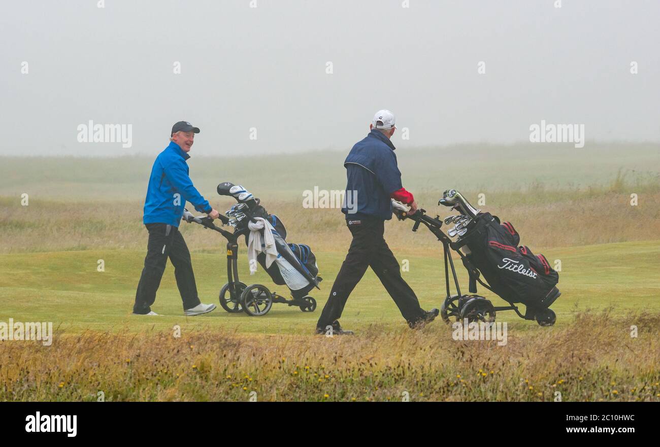 Gullane, East Lothian, Schottland, Großbritannien, 13. Juni 2020. UK Wetter: Eingefleischte Golfer auf dem Golfplatz Gullane spielen trotz des starken dichten Nebels und Nieselregen weiter, was bedeutet, dass das Sehen der Bälle oder der Golfflagge/Pin schwierig ist Stockfoto