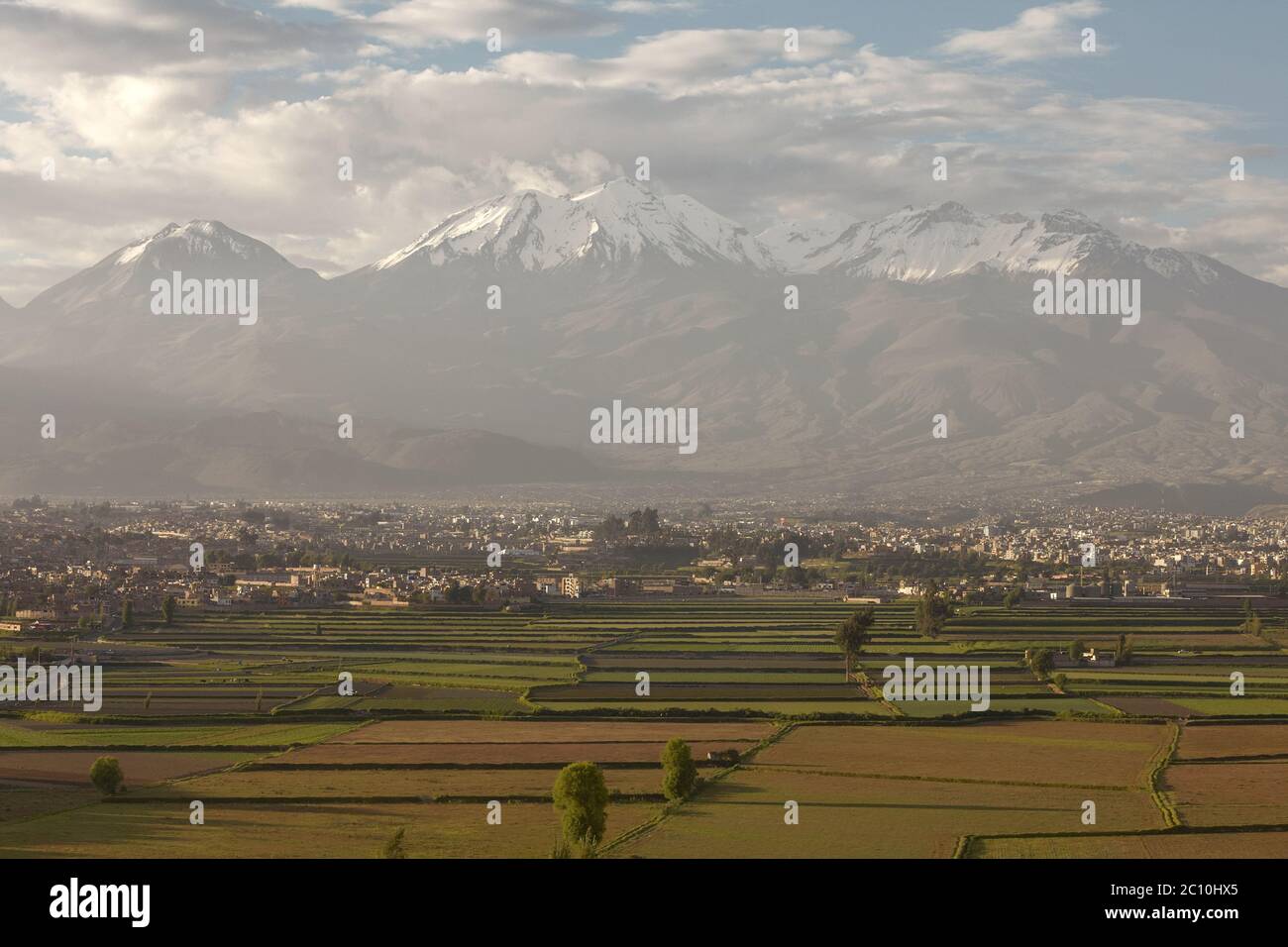 Stadt Arequipa, Peru mit seinen legendären Felder und Vulkan Chachani im Hintergrund Stockfoto