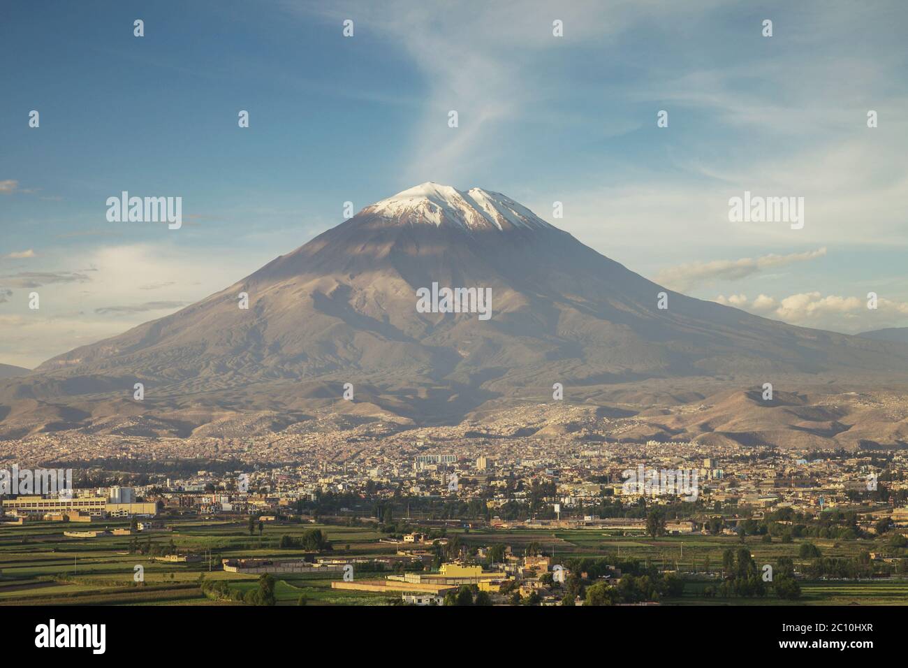 Stadt Arequipa in Peru mit seinen berühmten Vulkan Misti Stockfoto