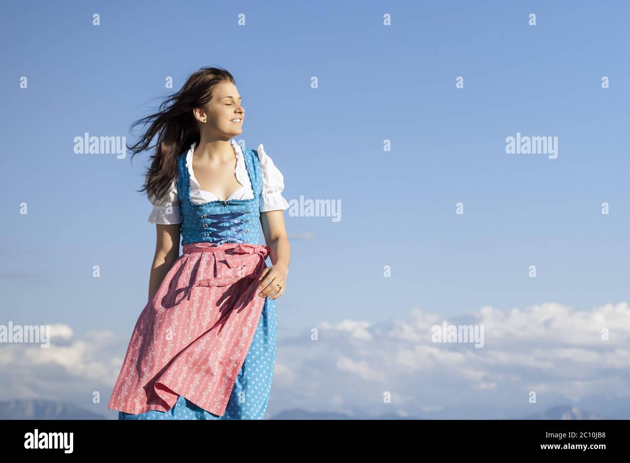 Junge Frau in bayerischer Tracht Dirndl Stockfoto