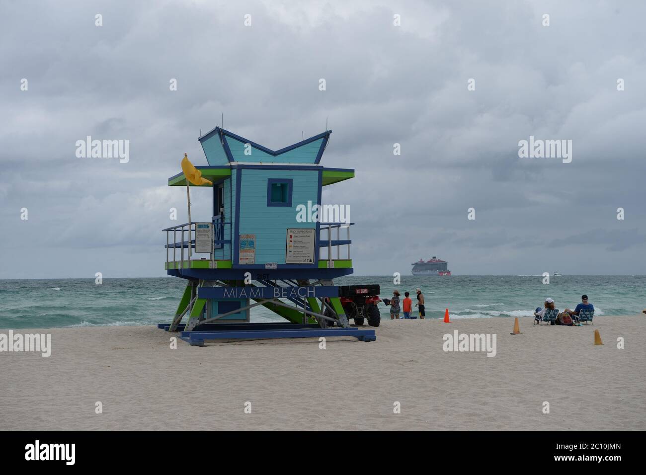 Miami Beach, FL, USA. Juni 2020. Miami Beaches wird gemäß der Phase 1 des Miami Dade County während der Coronavirus COVID-19 Pandemie am 12. Juni 2020 in Miami Beach, Florida, wieder eröffnet. Kredit: Mpi04/Media Punch/Alamy Live Nachrichten Stockfoto