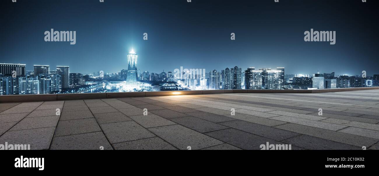 Leere Straße mit modernen Gebäuden in hangzhou West See Kultur Platz in der Nacht Stockfoto