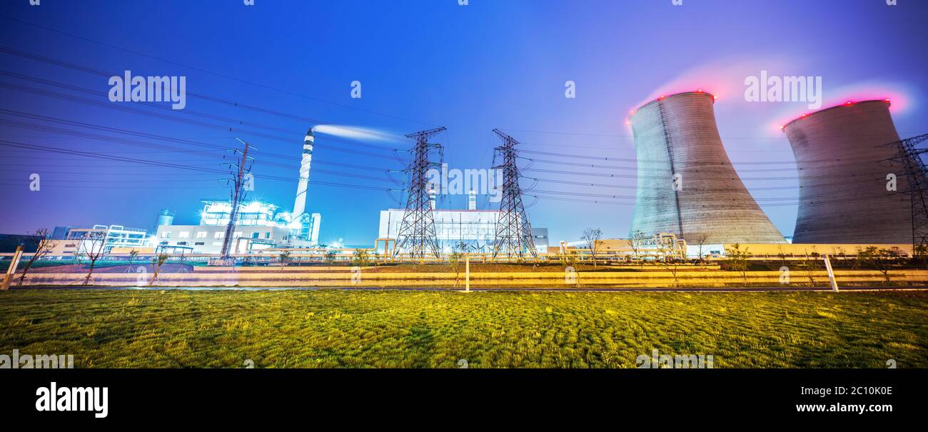 Abkühlen Turm und hohen Schornstein in der modernen Power Station in der Dämmerung Stockfoto