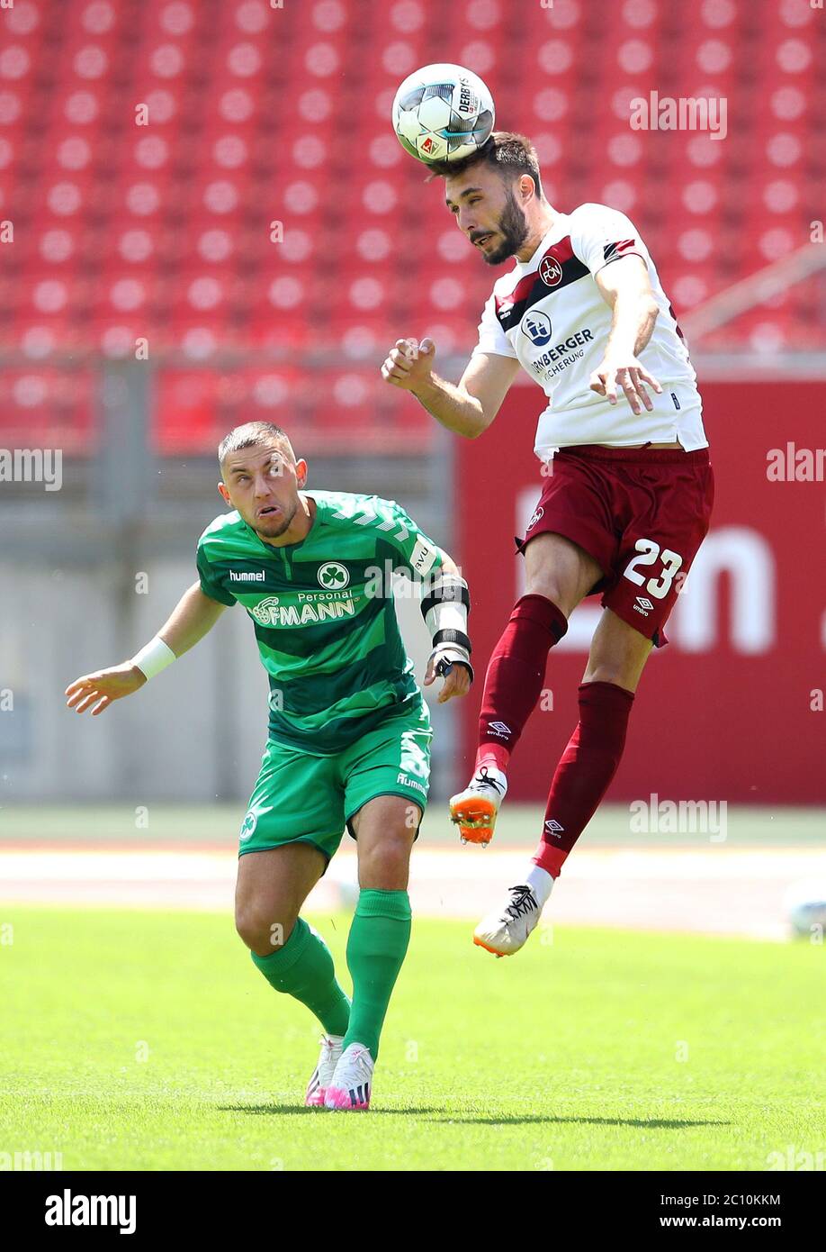 Nürnberg, Deutschland. Juni 2020. Fußball: 2. Bundesliga, 1. FC Nürnberg - SpVgg Greuther Fürth, 31. Spieltag im Max Morlock Stadion. Fabian Schleusener von Nürnberg (r) gegen Maximilian Wittek von SpVgg Greuther Fürth in einem Kopfball. Quelle: Alexander Hassenstein/getty/Pool/dpa - WICHTIGER HINWEIS: Gemäß den Bestimmungen der DFL Deutsche Fußball Liga und des DFB Deutscher Fußball-Bund ist es untersagt, im Stadion und/oder aus dem Spiel aufgenommene Aufnahmen in Form von Sequenzbildern und/oder videoähnlichen Fotoserien zu nutzen oder auszunutzen./dpa/Alamy Live News Stockfoto