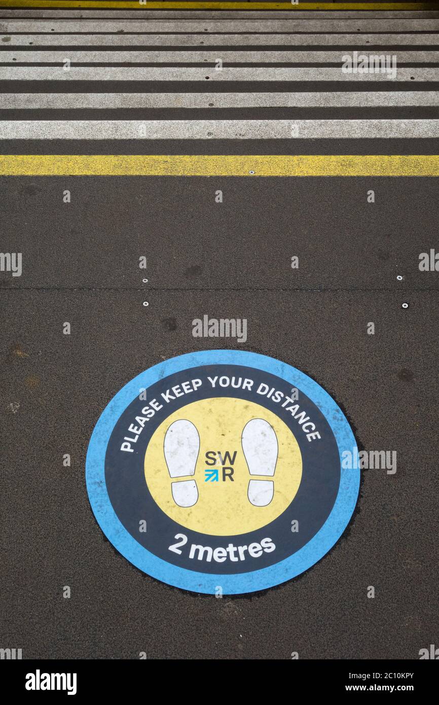 South Western Railway Bitte halten Sie Ihr Entfernungsschild Stockfoto