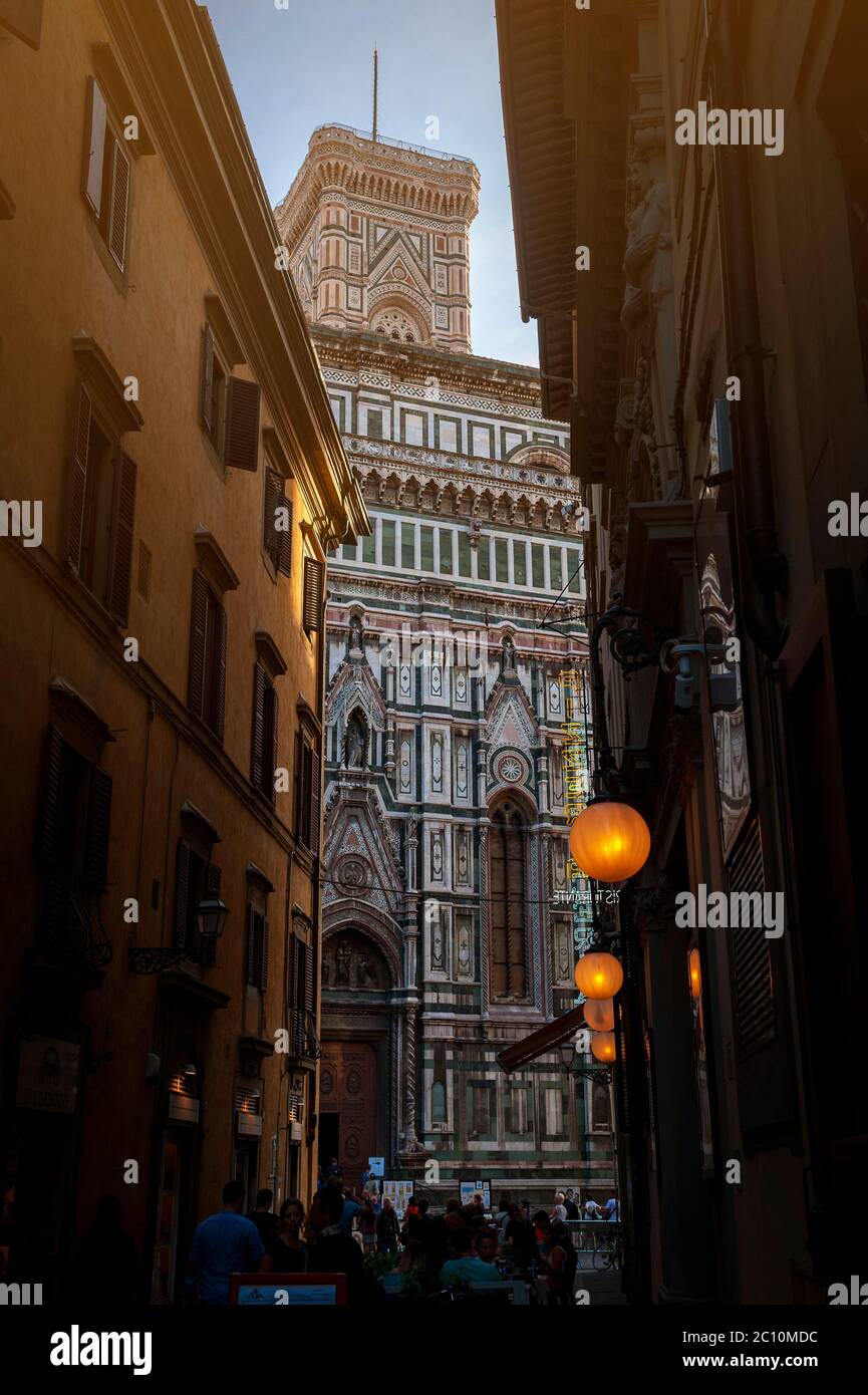 Kathedrale Santa Maria del Fiore von einer Gasse in der Altstadt von Florenz aus gesehen Stockfoto