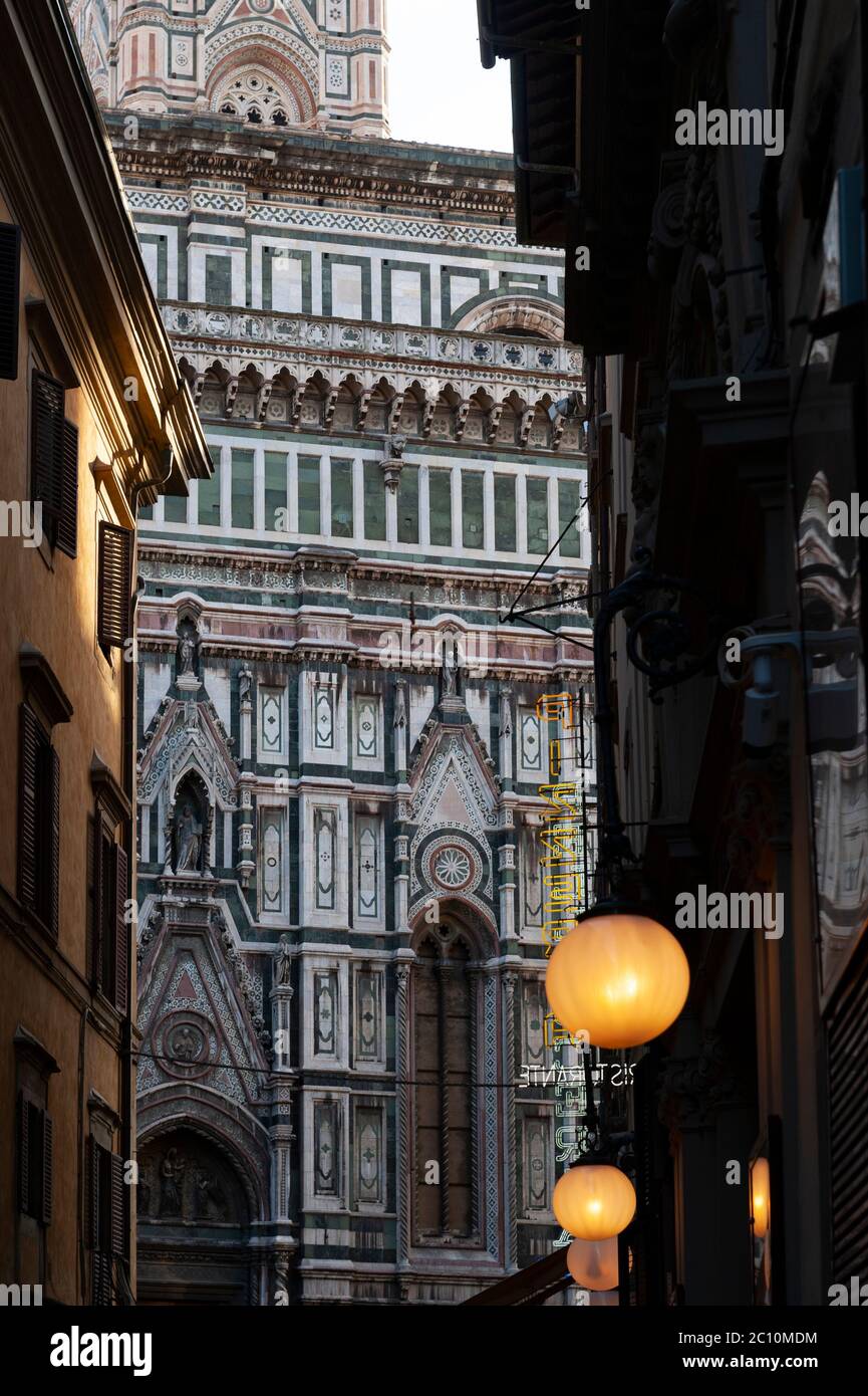 Kathedrale Santa Maria del Fiore von einer Gasse in der Altstadt von Florenz aus gesehen Stockfoto