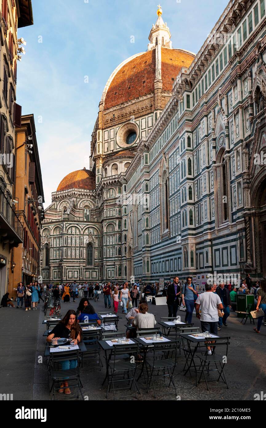Ein Straßencafé in der Kathedrale Santa Maria del Fiore in Florenz, Italien Stockfoto