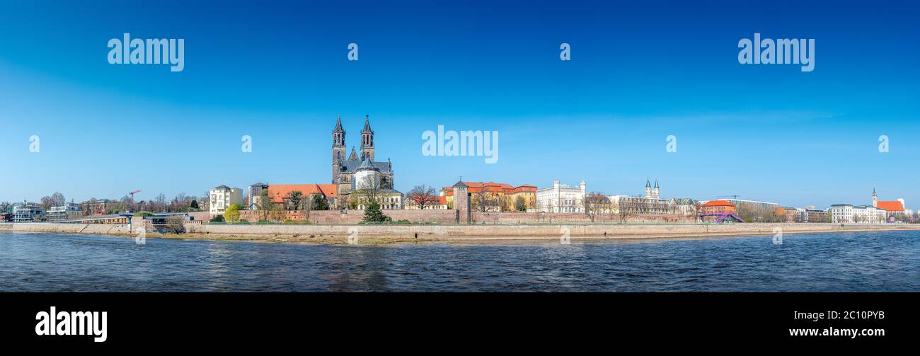 Panoramablick über die Innenstadt von Magdeburg, Altstadt, Elbe und herrlichen Dom im frühen Frühjahr, Deutschland, bei sonnigem Tag und blauen Himmel Stockfoto