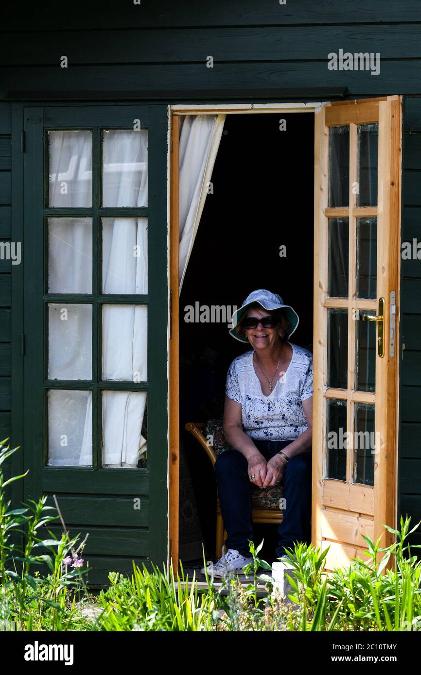 Frau, die während der Sperre der Pandemie covid-19 in ihrem Sommerhaus sitzt Stockfoto